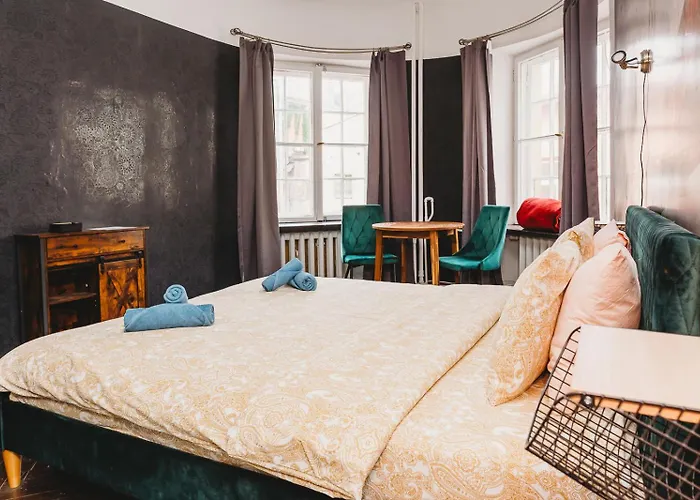 4 Bedroom Old Town - 3 Bathrooms Apartment *